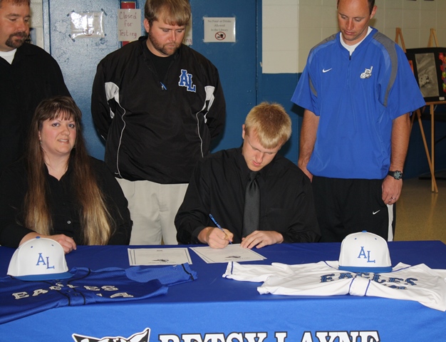 Eagles Baseball Picks Up White, Newsome