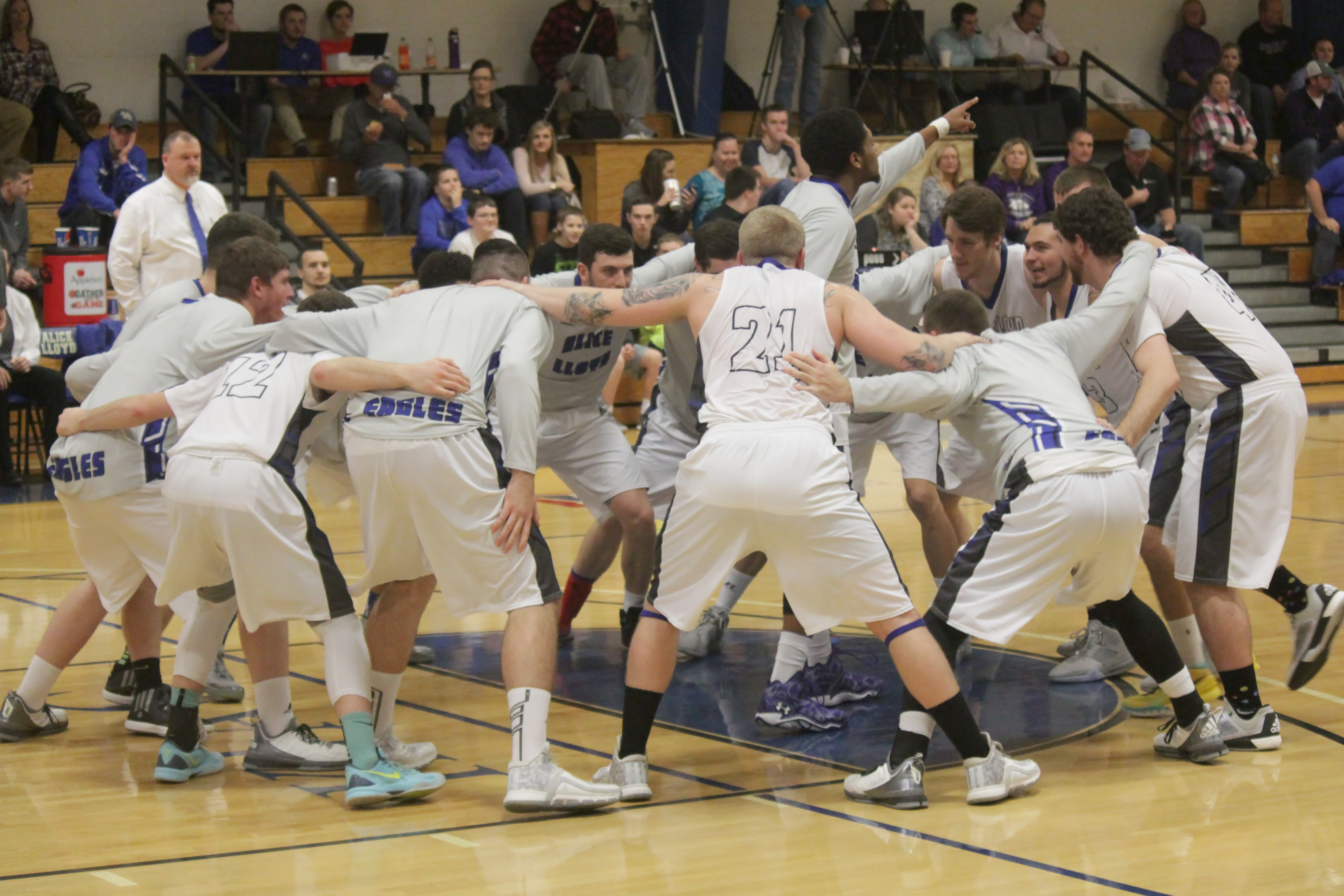 Eagles Split Weekend Games in Indiana